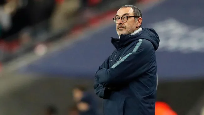 Maurizio Sarri observa un partido del Chelsea