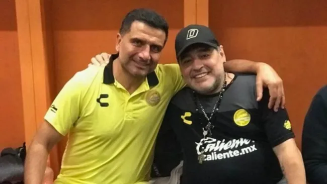Martínez y Maradona posan para la fotografía