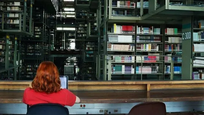 Mujer dentro de las instalaciones de la Biblioteca Vasconcelos