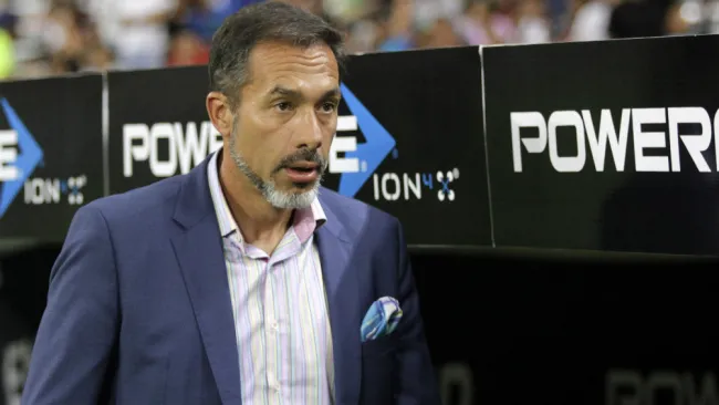 Gustavo Matosas dirigiendo en la Liga MX 