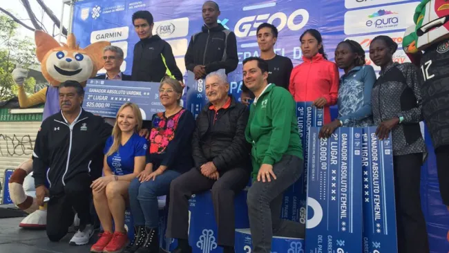 Los ganadores posan tras su triunfo en los 21K