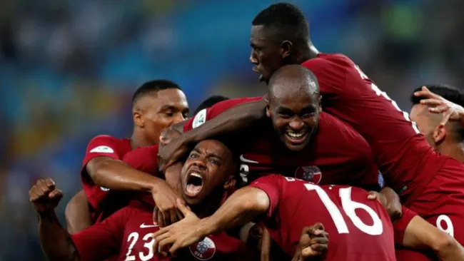 Jugadores de Qatar festejan gol de Khoukhi 