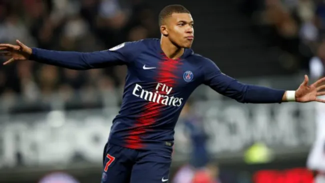 Mbappé festeja gol con el PSG
