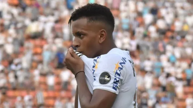 Rodrygo Goes fetseja tras marcar un gol con Santos de Brasil