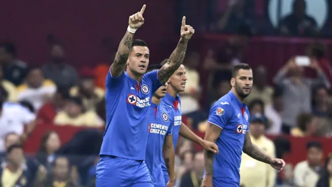 Caraglio festeja un gol con Cruz Azul en el Estadio Azteca