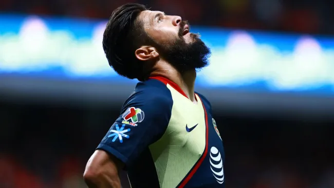 Oribe Peralta durante un partido contra Toluca 