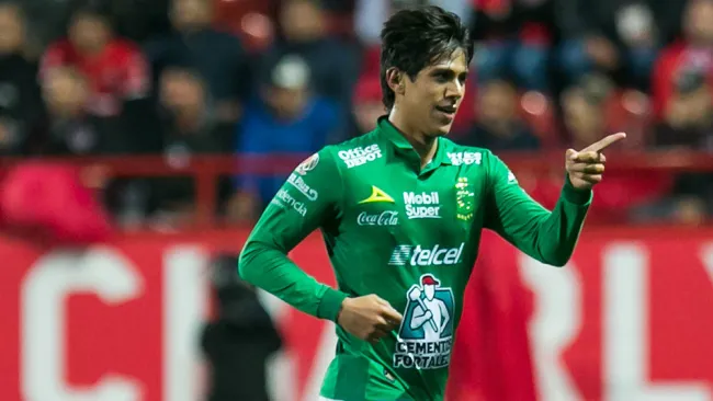 José Juan Macías festeja un gol con León