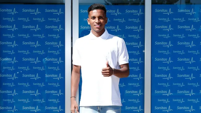 Rodrygo Goes posa previo a los exámenes médicos blancos
