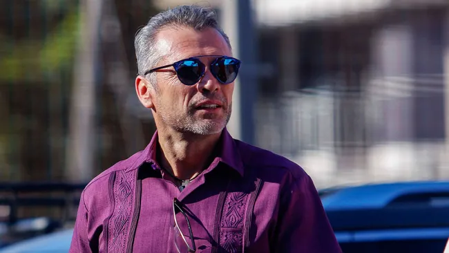 José Luis Higuera llegando a un estadio