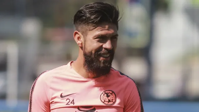 Oribe Peralta en un entrenamiento del América