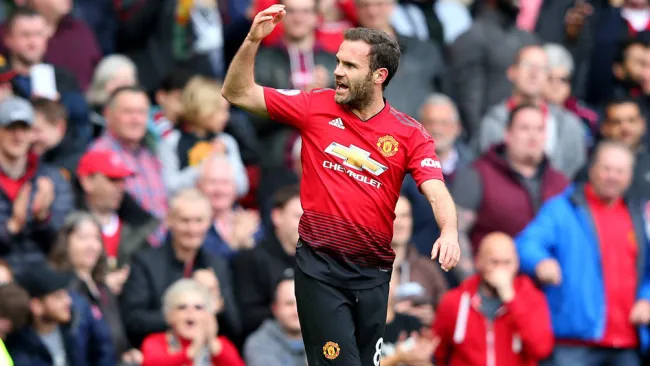 Juan Mata celebra una anotación con el Man United 