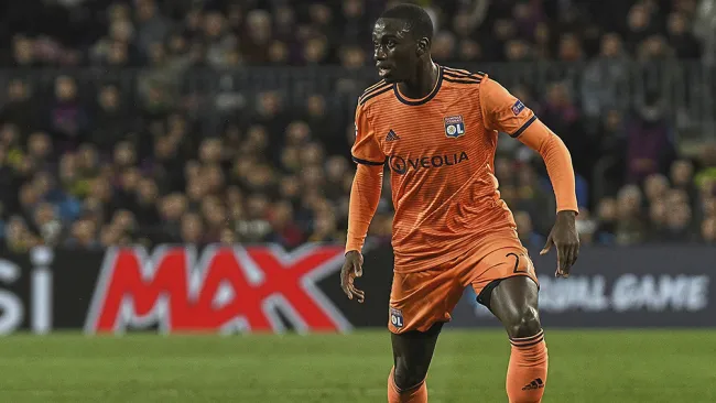 Mendy durante un duelo con el Olympique Lyon