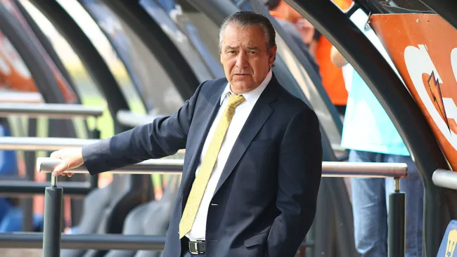 José Luis Trejo en el banquillo de Pumas