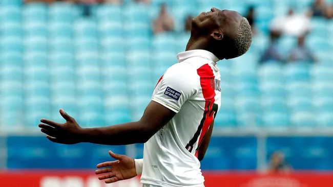 Jugador peruano se lamenta en juego contra Venezuela