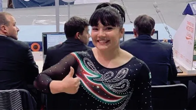 Alexa Moreno durante un evento de gimnasia