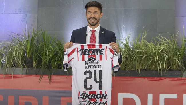 Oribe Peralta muestra su playera con el '24'