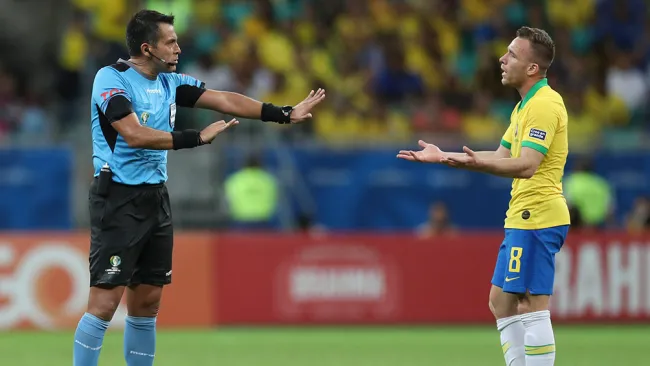 Árbitro pide calma a Brasil tras anularle gol 