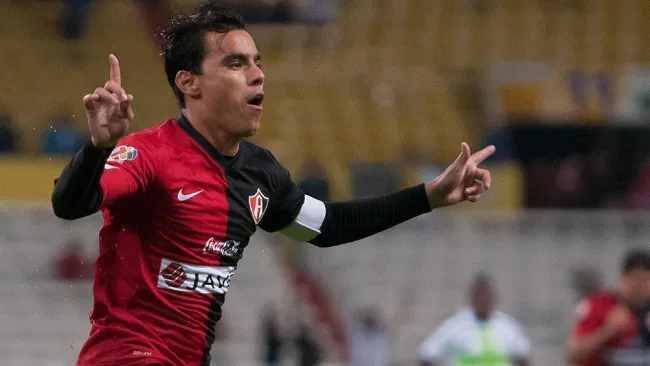 Bravo festeja un gol en su etapa con los Rojinegros