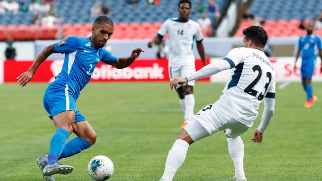 Marveaux intenta burlar al defensa cubano