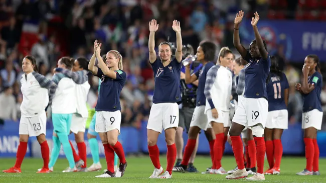 Jugadoras de Francia agradecen a su público
