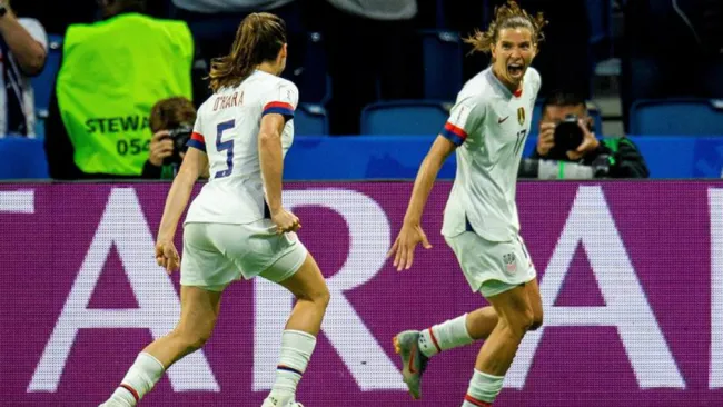 Jugadora norteamericana celebra una anotación en el duelo contra Suecia