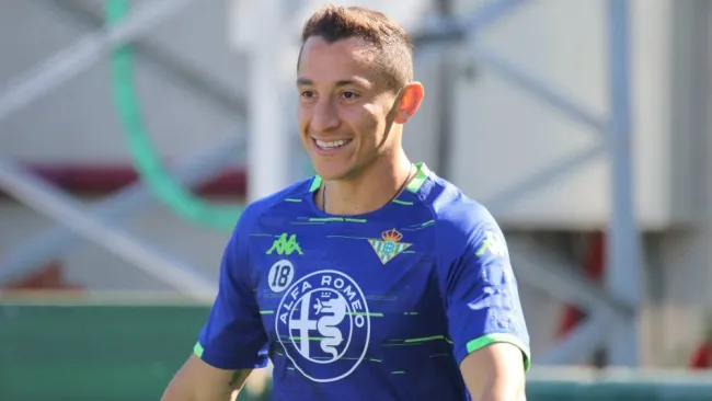 Guardado, en un práctica del Betis