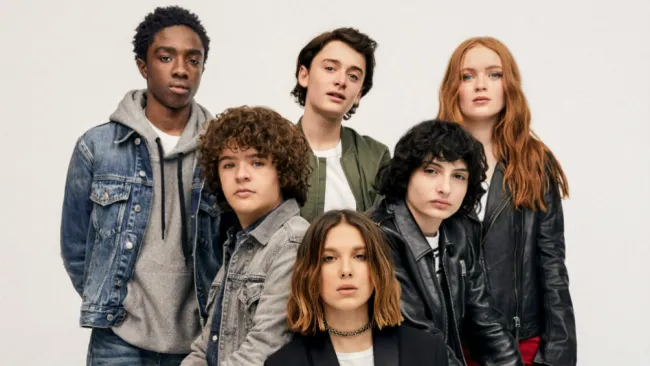 Protagonistas de Stranger Things posan para una foto 