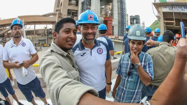 Caixinha posa para una selfie con un trabajador de la cementera
