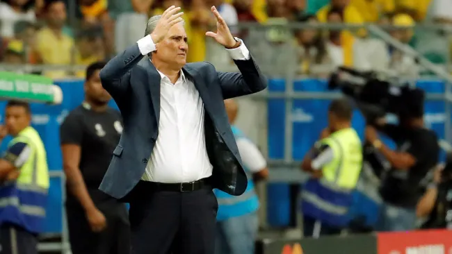Tite se molesta tras una jugada de sus pupilos