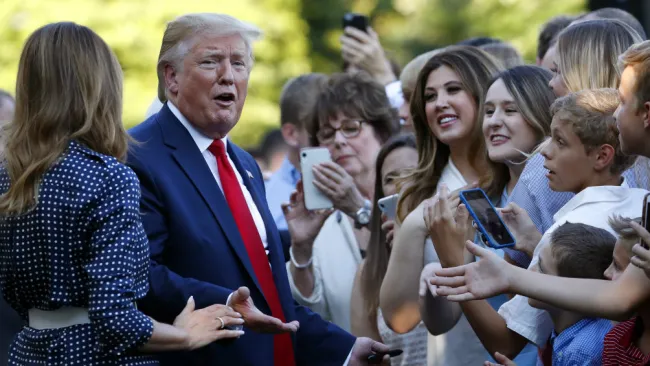 Trump platica con sus seguidores previo a un evento