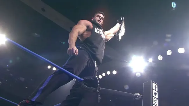 Brian Cage festeja levantando el campeonato
