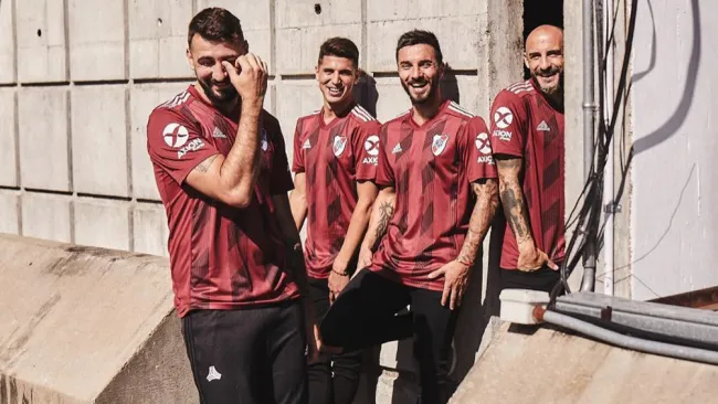 Jugadores de River Plate presumen indumentaria alternativa