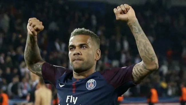 Dani Alves festeja anotación con el PSG