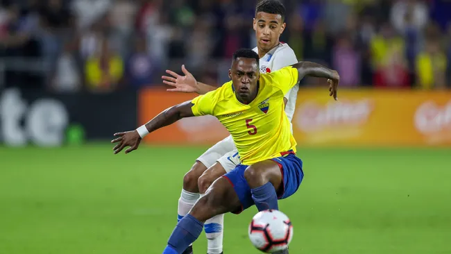 Renato pelea el balón en un duelo amistoso ante Estados Unidos