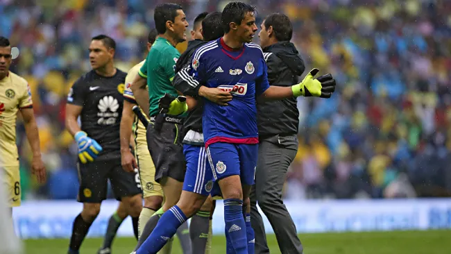 Toño, en su primer etapa con Chivas, durante un Clásico vs América