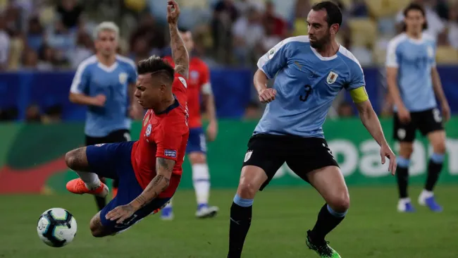 Godín pelea un balón con Vargas en la Copa América 