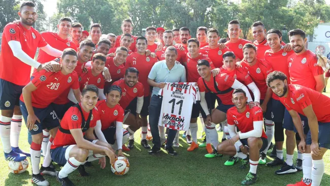 Ramoncito posa junto a la plantilla de Chivas en Verde Valle 