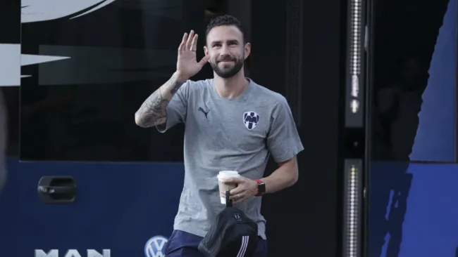 Layún con la playera del Monterrey 