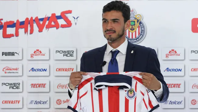 Oswaldo Alanís, durante su presentación con Chivas 