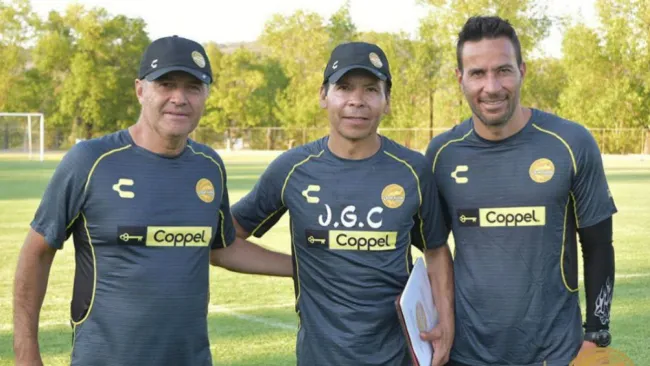 Profe Cruz y Luis Gabriel Rey posan para una foto