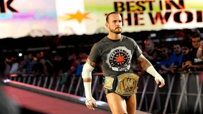 CM Punk hace su entrada al ring