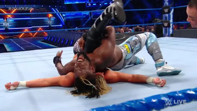 Kofi Kingston cubre a Dolph Ziggler
