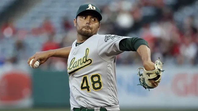 Joakim Soria lanza la pelota en un juego con Oakland Athletics 