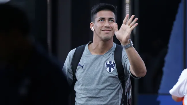 Maximiliano Meza saluda a la afición de Rayados
