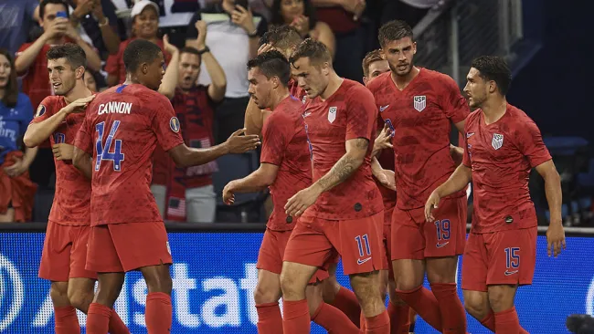Jugadores de Estados Unidos festejan el gol de Jozy Altidore