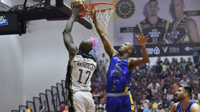 Fuerza Regia y capitanes disputan un juego 