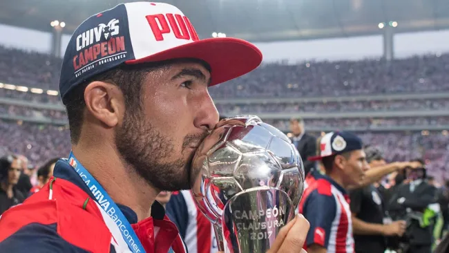Jair Pereira besa el trofeo de la Liga MX