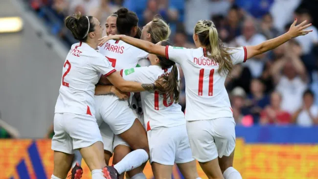 Jugadoras de Inglaterra celebran anotación contra Noruega