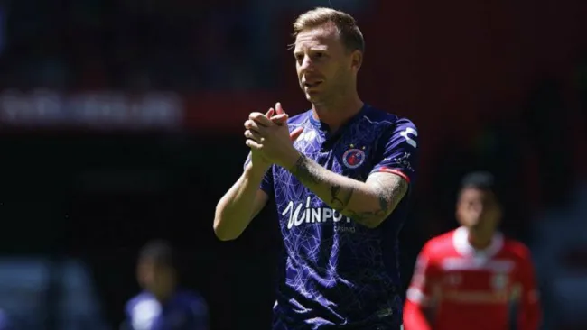 Cristian Menéndez en un partido con Veracruz