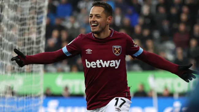 Chicharito celebra una anotación con los Hammers 